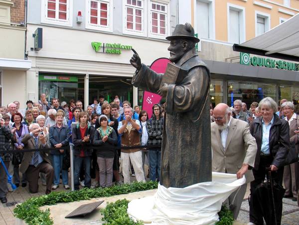 Datei:Herzog-Julius-Denkmal-Enthüllung.jpg