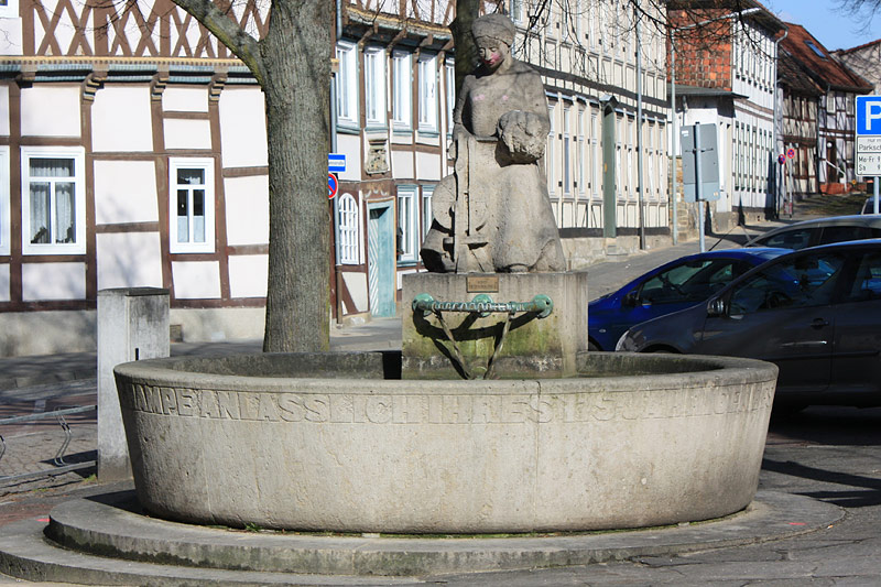 Datei:Heinrichsplatz Brunnen 20-03-2011.jpg