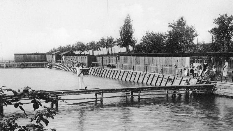 Datei:Das Schwimmbad Negenborn im Jahr 1934 – zwei Jahre zuvor war das dreiteilige Becken teilweise betoniert worden (Archiv Stadt Schöningen).jpg