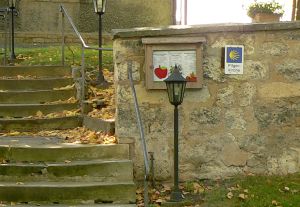 Räbke Umfassungsmauer Kirche Pilgerzeichen.jpg