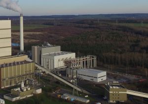 Luftbild von 2016: Gebäude und Schornstein der Abfallverwertungsanlage Helmstedt, davor links Teile des Braunkohlekraftwerks Buschhaus