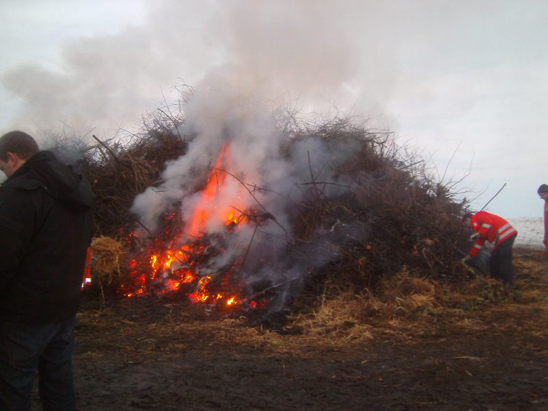 Datei:Osterfeuer Sunstedt.jpg