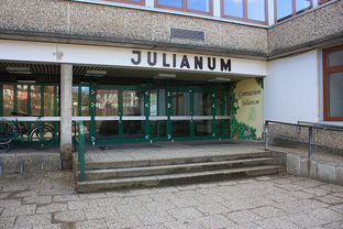 Eingang des Gymnasiums Julianum (2011)